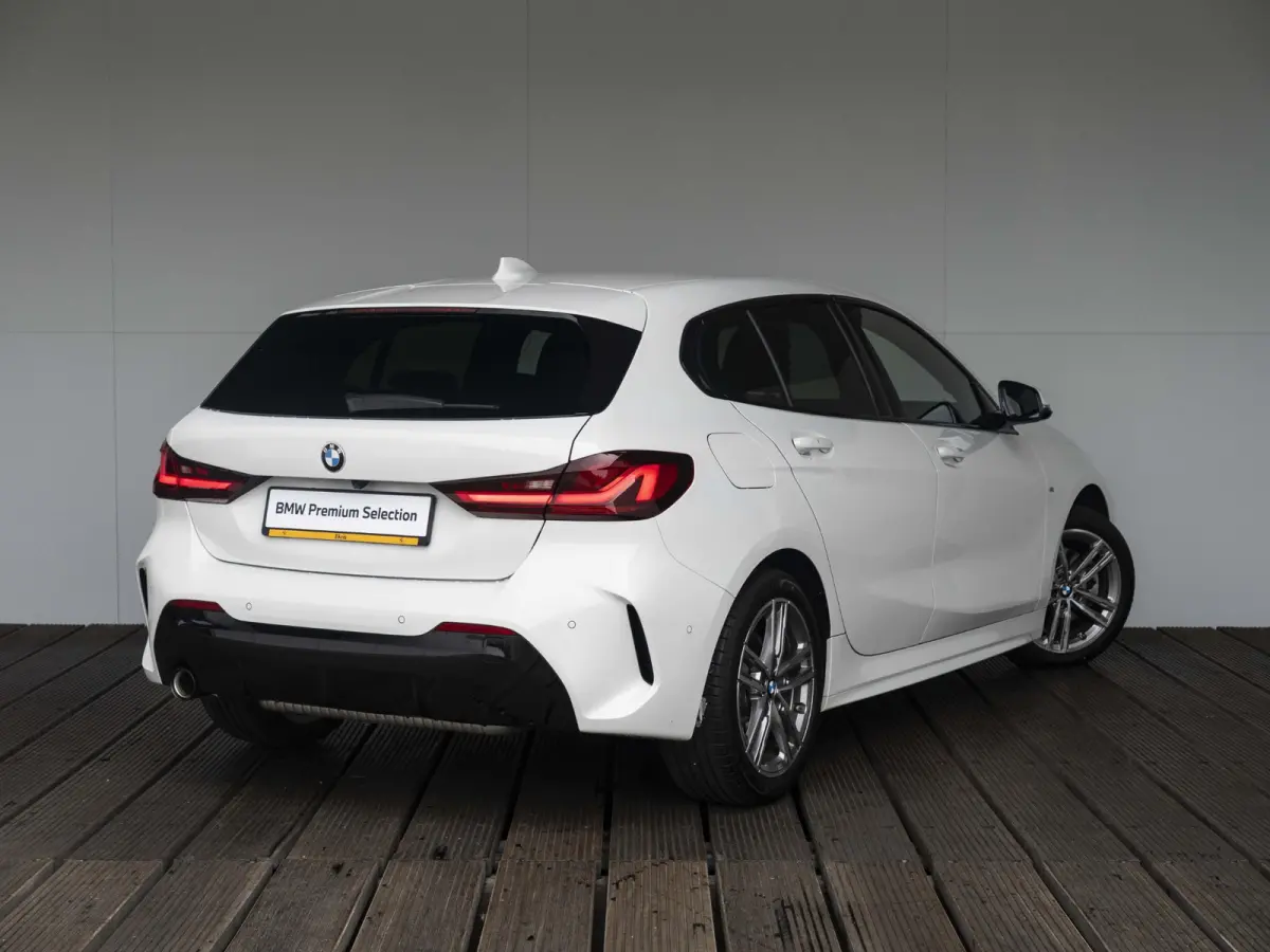 118i | M Sportpakket | 17 inch | Parking Assistant | M Sport Steering | Achteruitrijcamera | Sportstoelen | Cruise Control