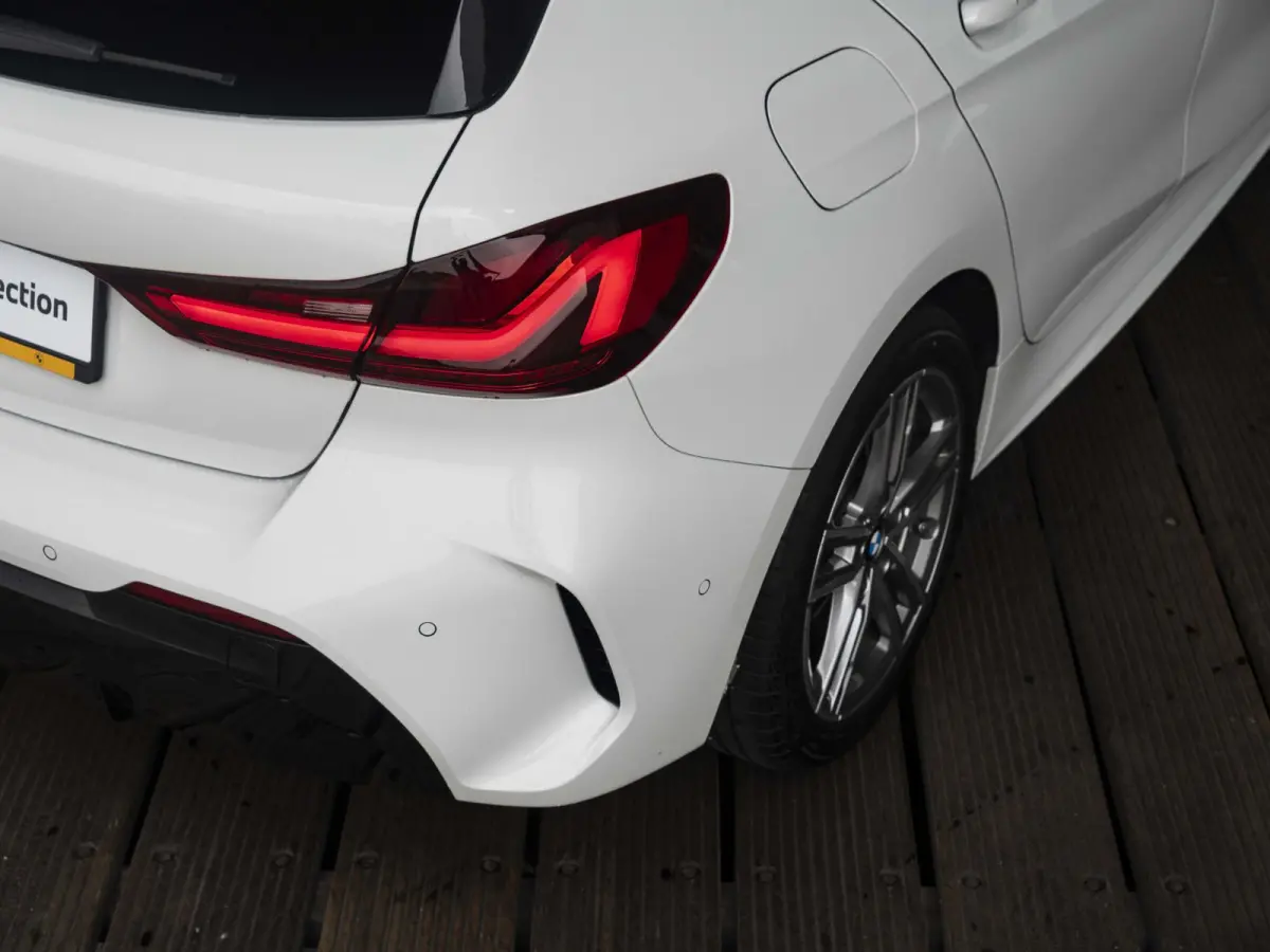118i | M Sportpakket | 17 inch | Parking Assistant | M Sport Steering | Achteruitrijcamera | Sportstoelen | Cruise Control