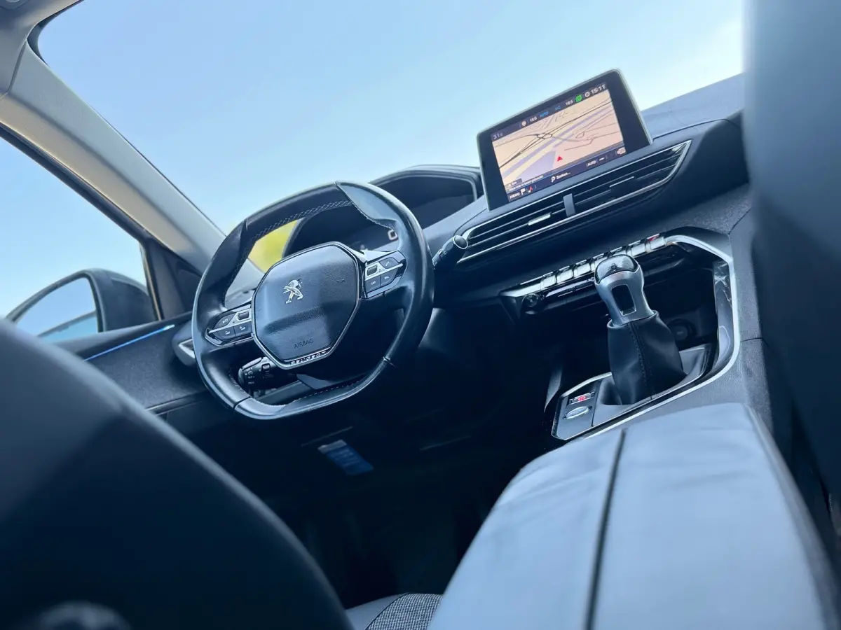 1.2 PureTech 130pk Allure - Blanc Nacre - Camera/Carplay/Cruise