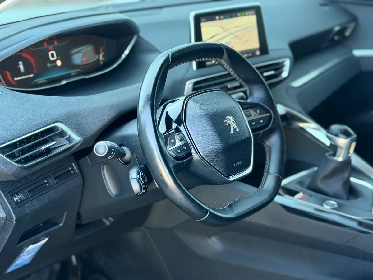 1.2 PureTech 130pk Allure - Blanc Nacre - Camera/Carplay/Cruise