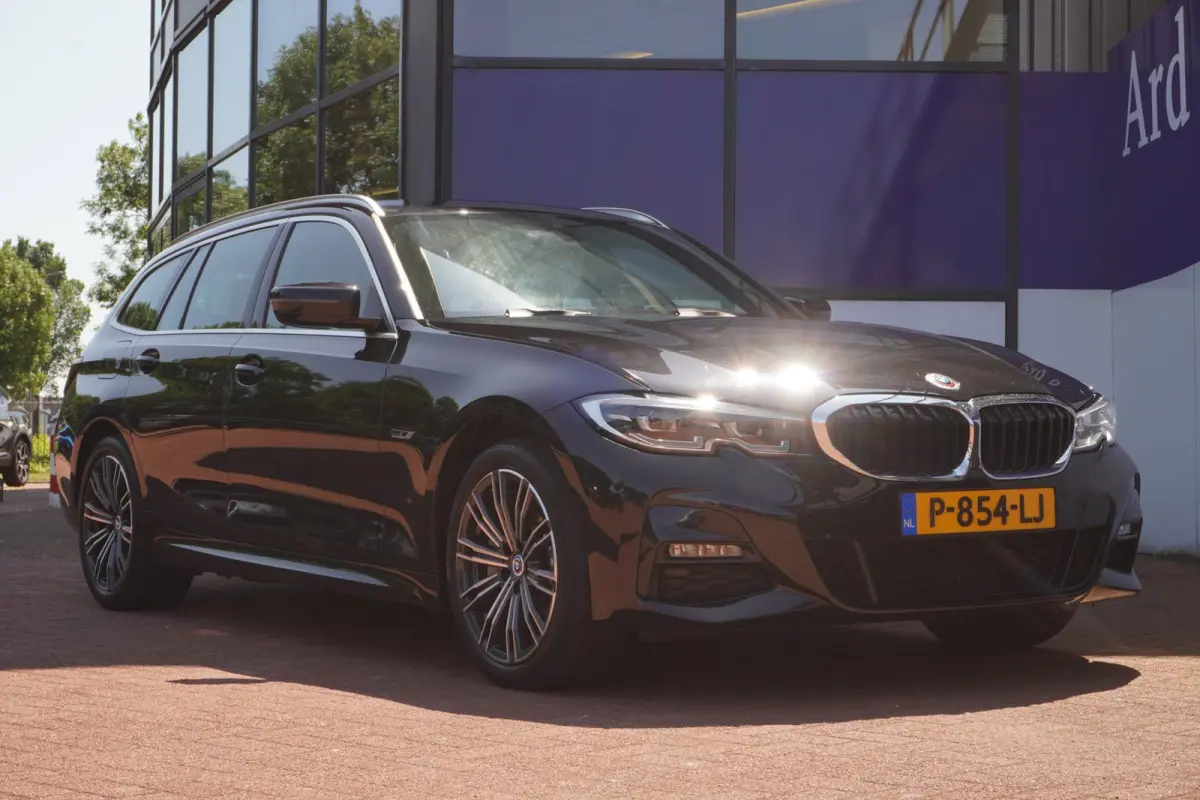 330e xDrive M-Sport M 50 Jahre Edition 292PK+Volleder+Keyless+Breed-Navi+Flippers+SOH95% = ORIG/NL+1EIG !!