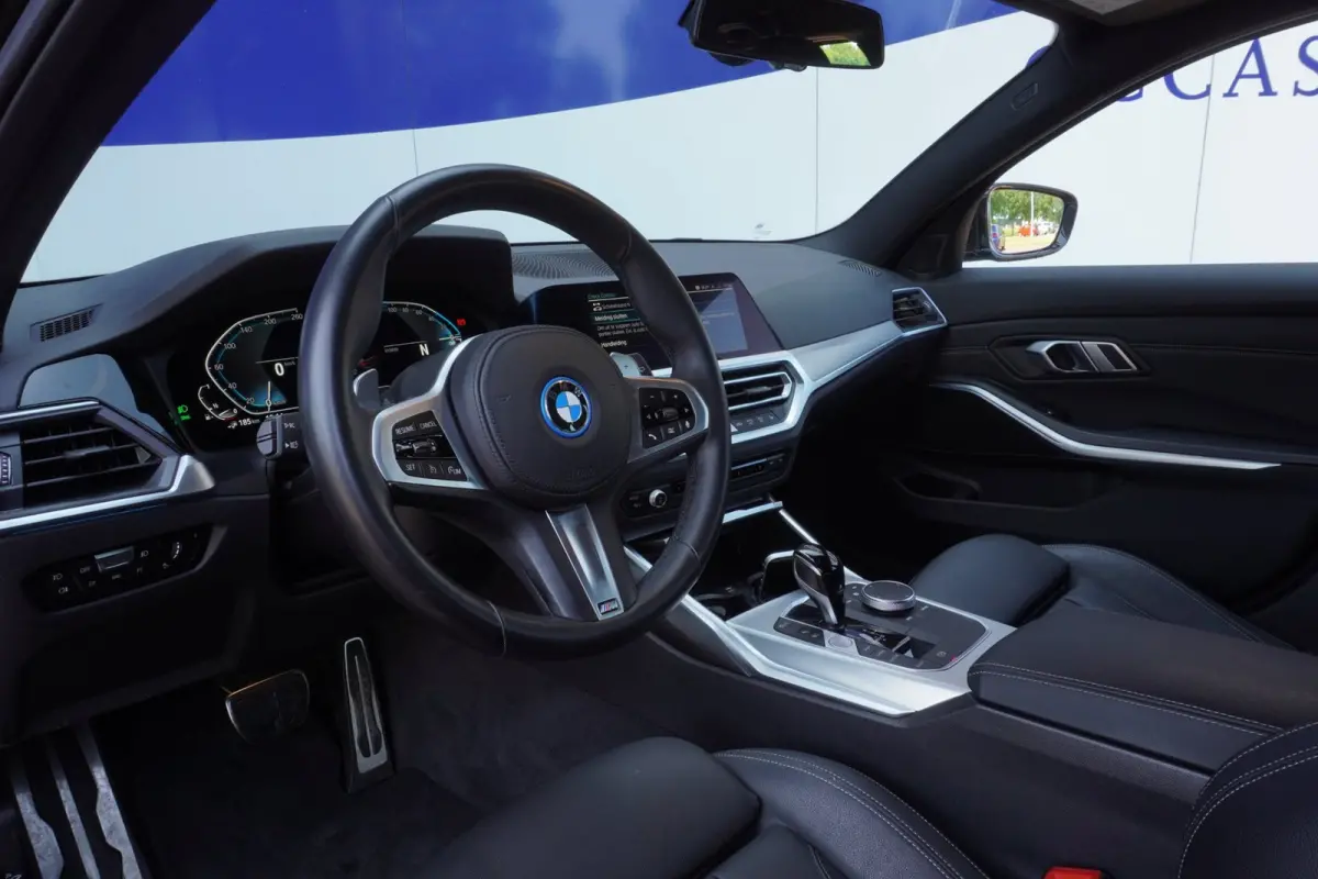 330e xDrive M-Sport M 50 Jahre Edition 292PK+Volleder+Keyless+Breed-Navi+Flippers+SOH95% = ORIG/NL+1EIG !!