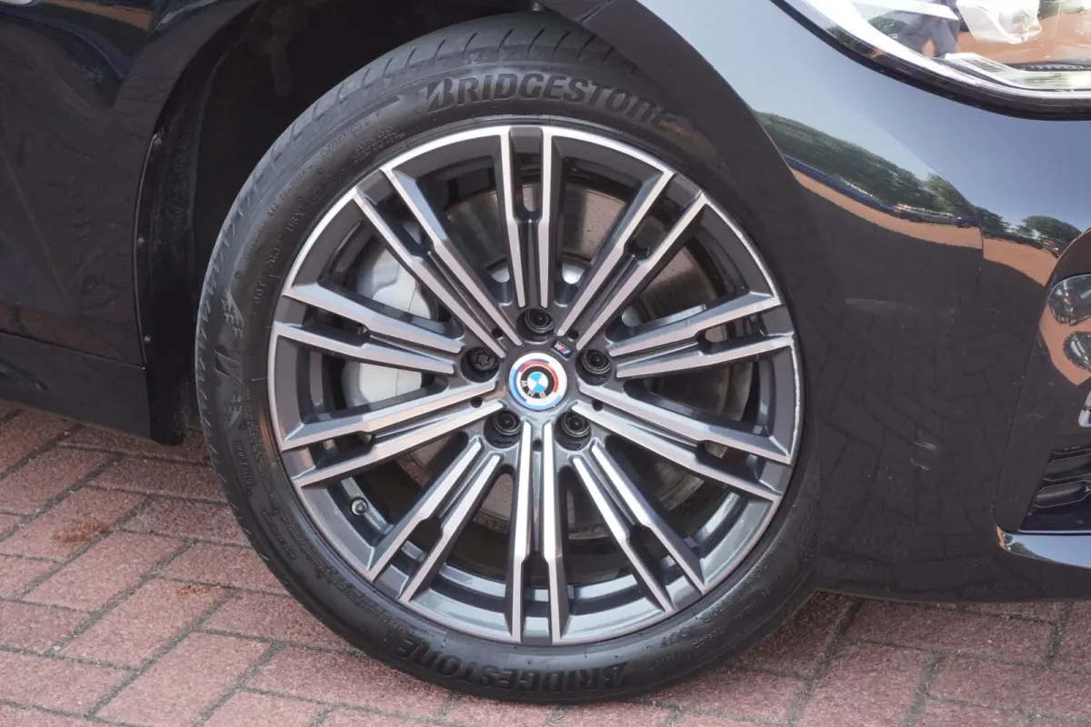 330e xDrive M-Sport M 50 Jahre Edition 292PK+Volleder+Keyless+Breed-Navi+Flippers+SOH95% = ORIG/NL+1EIG !!