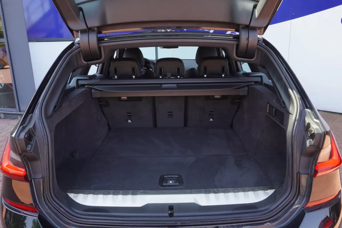 330e xDrive M-Sport M 50 Jahre Edition 292PK+Volleder+Keyless+Breed-Navi+Flippers+SOH95% = ORIG/NL+1EIG !!
