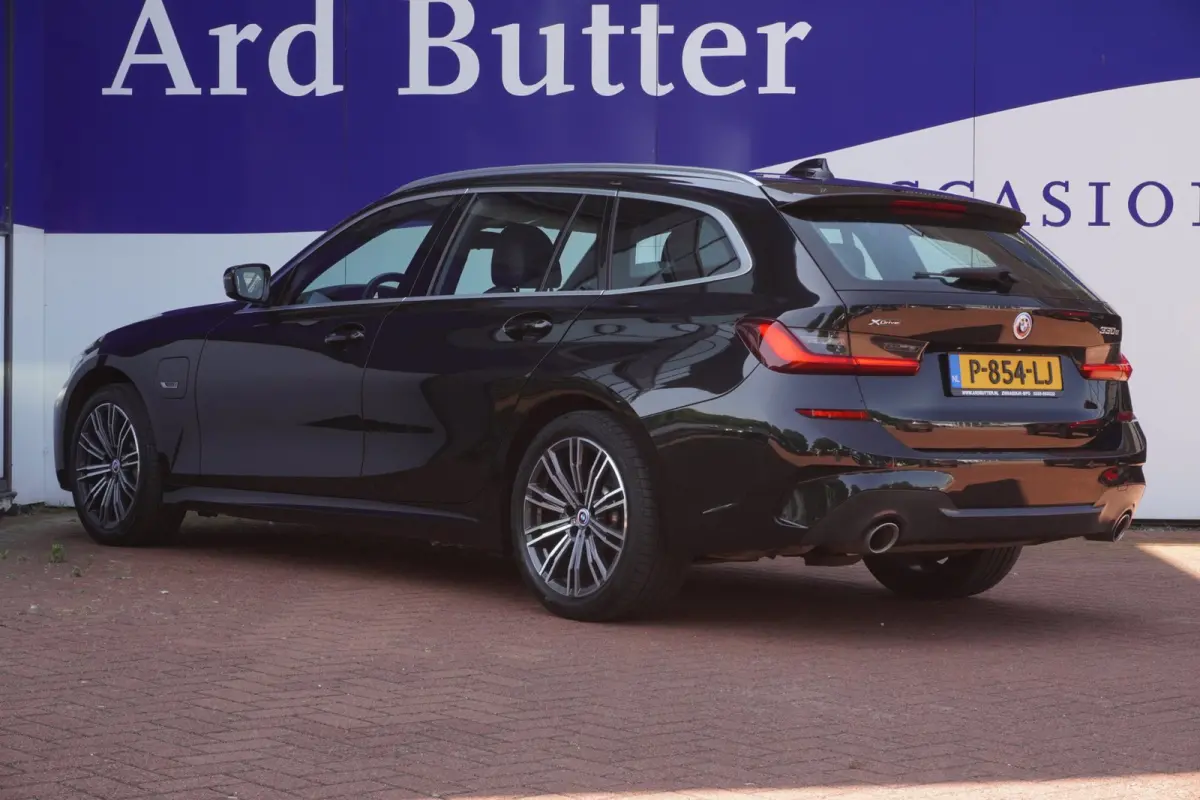 330e xDrive M-Sport M 50 Jahre Edition 292PK+Volleder+Keyless+Breed-Navi+Flippers+SOH95% = ORIG/NL+1EIG !!