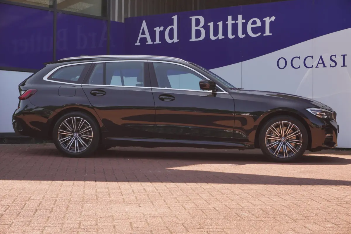 330e xDrive M-Sport M 50 Jahre Edition 292PK+Volleder+Keyless+Breed-Navi+Flippers+SOH95% = ORIG/NL+1EIG !!
