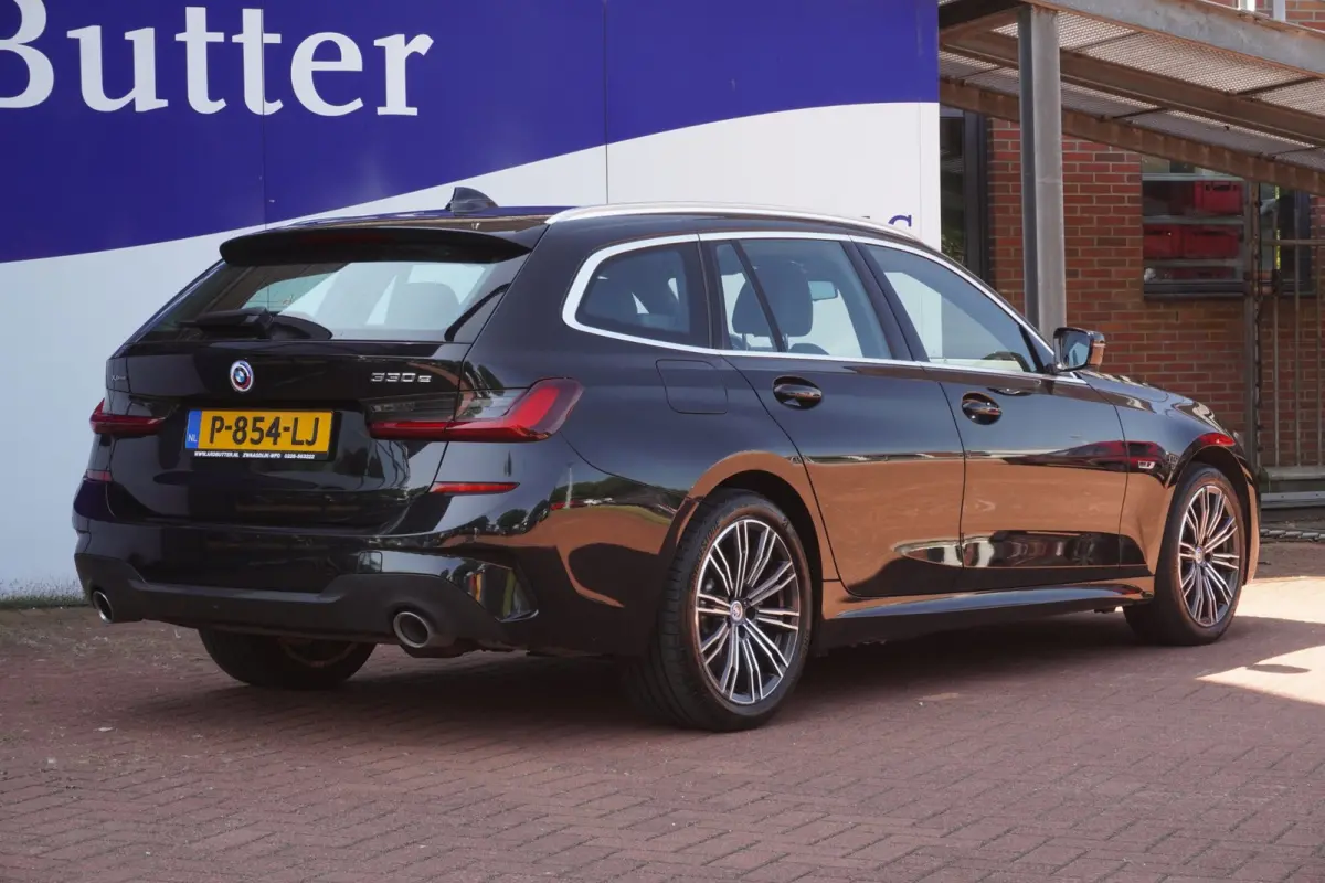 330e xDrive M-Sport M 50 Jahre Edition 292PK+Volleder+Keyless+Breed-Navi+Flippers+SOH95% = ORIG/NL+1EIG !!