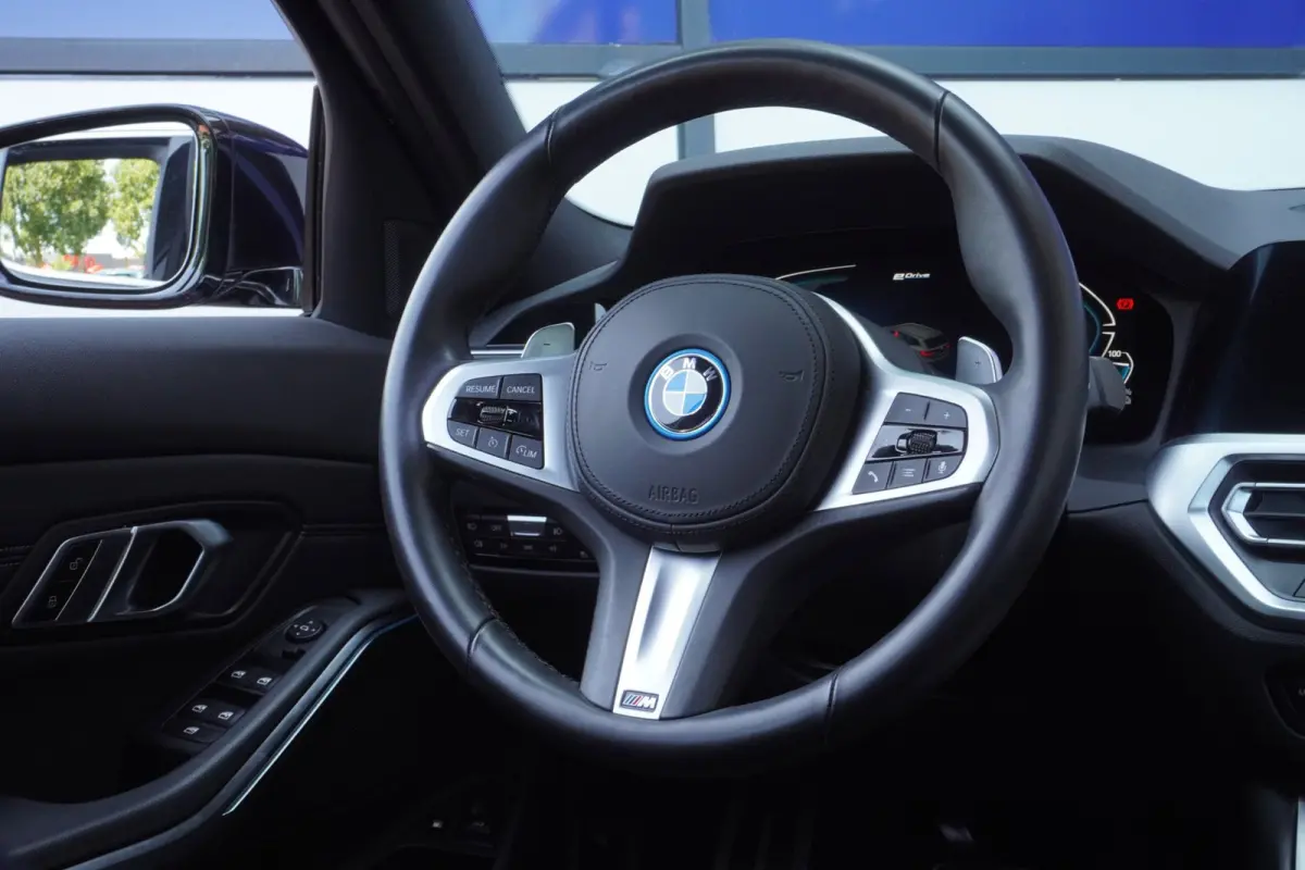 330e xDrive M-Sport M 50 Jahre Edition 292PK+Volleder+Keyless+Breed-Navi+Flippers+SOH95% = ORIG/NL+1EIG !!