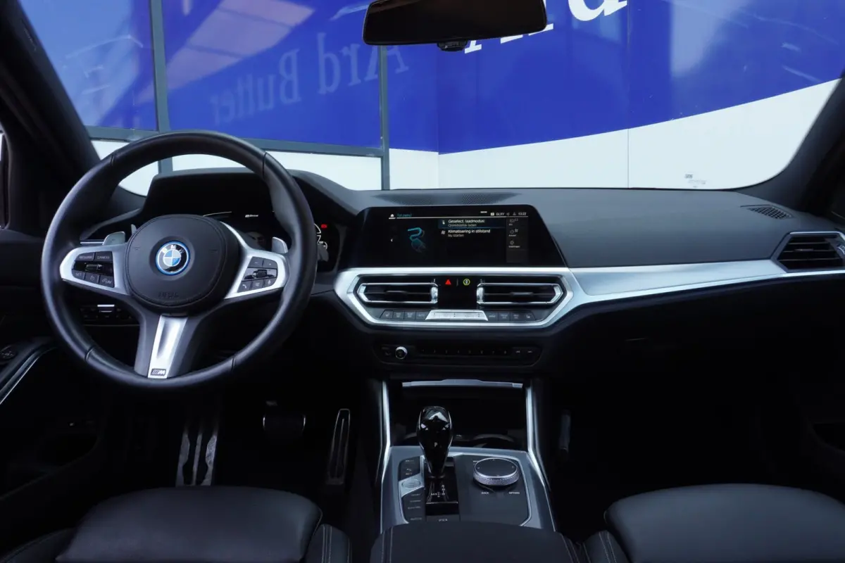 330e xDrive M-Sport M 50 Jahre Edition 292PK+Volleder+Keyless+Breed-Navi+Flippers+SOH95% = ORIG/NL+1EIG !!