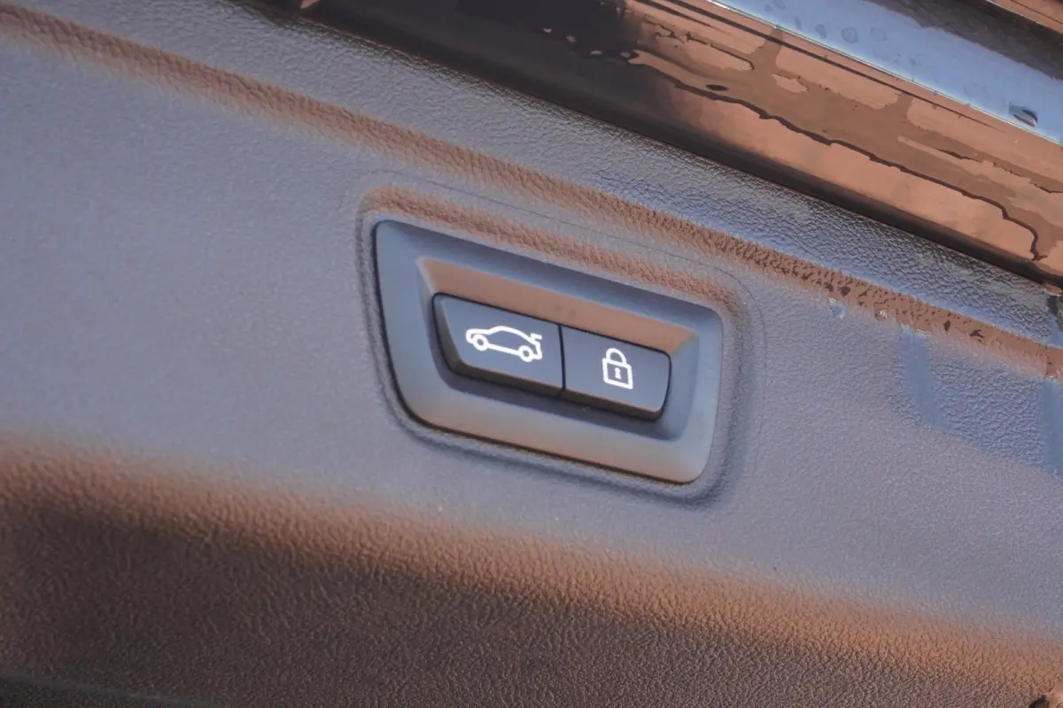 330e xDrive M-Sport M 50 Jahre Edition 292PK+Volleder+Keyless+Breed-Navi+Flippers+SOH95% = ORIG/NL+1EIG !!