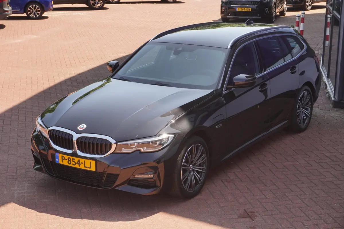 330e xDrive M-Sport M 50 Jahre Edition 292PK+Volleder+Keyless+Breed-Navi+Flippers+SOH95% = ORIG/NL+1EIG !!