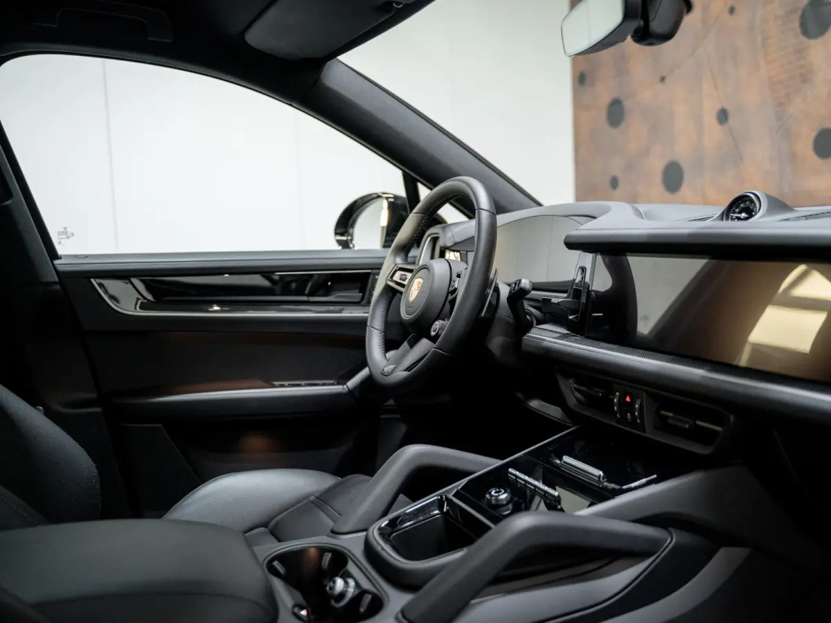 3.0 E-Hybrid | Sportdesign | 18-weg | Bijrijdersdisplay | Keyless | Luchtvering |