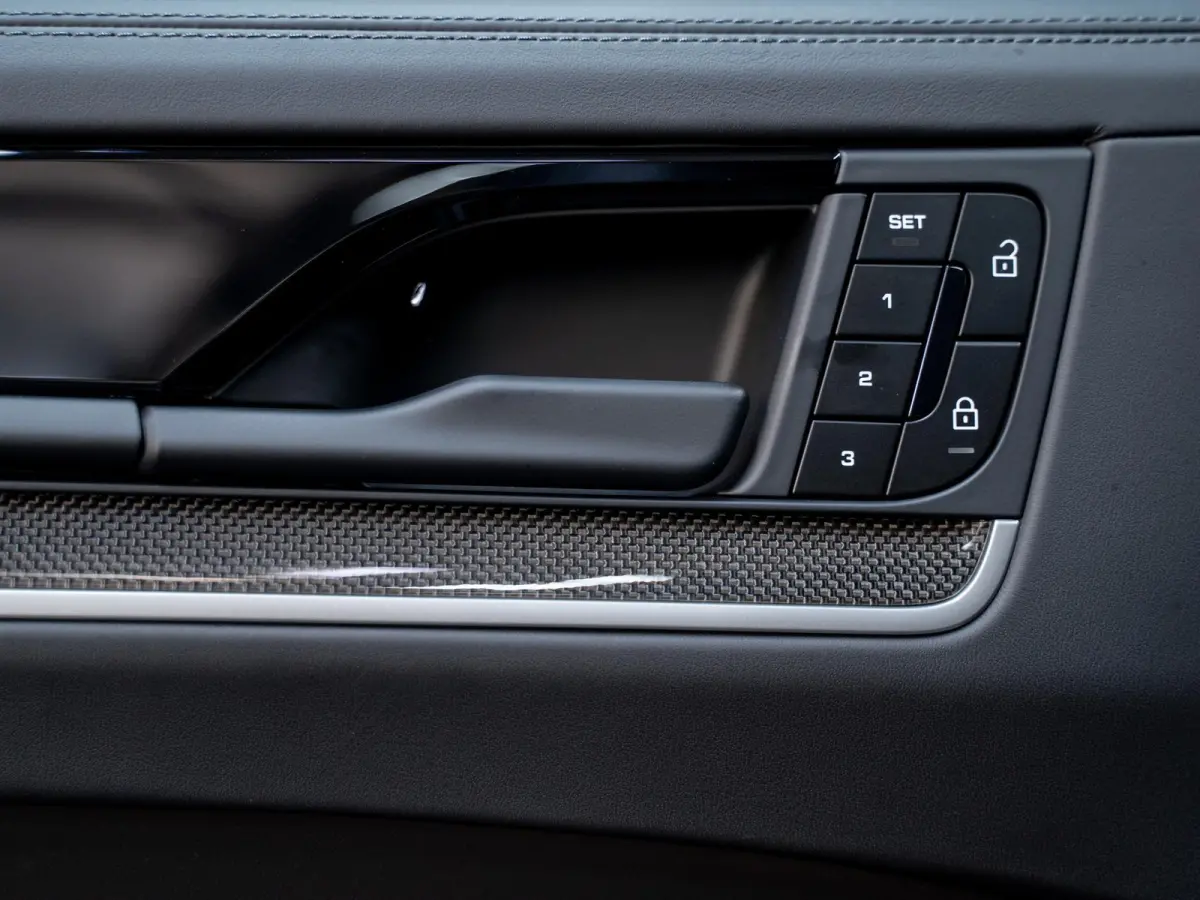 3.0 E-Hybrid | Sportdesign | 18-weg | Bijrijdersdisplay | Keyless | Luchtvering |