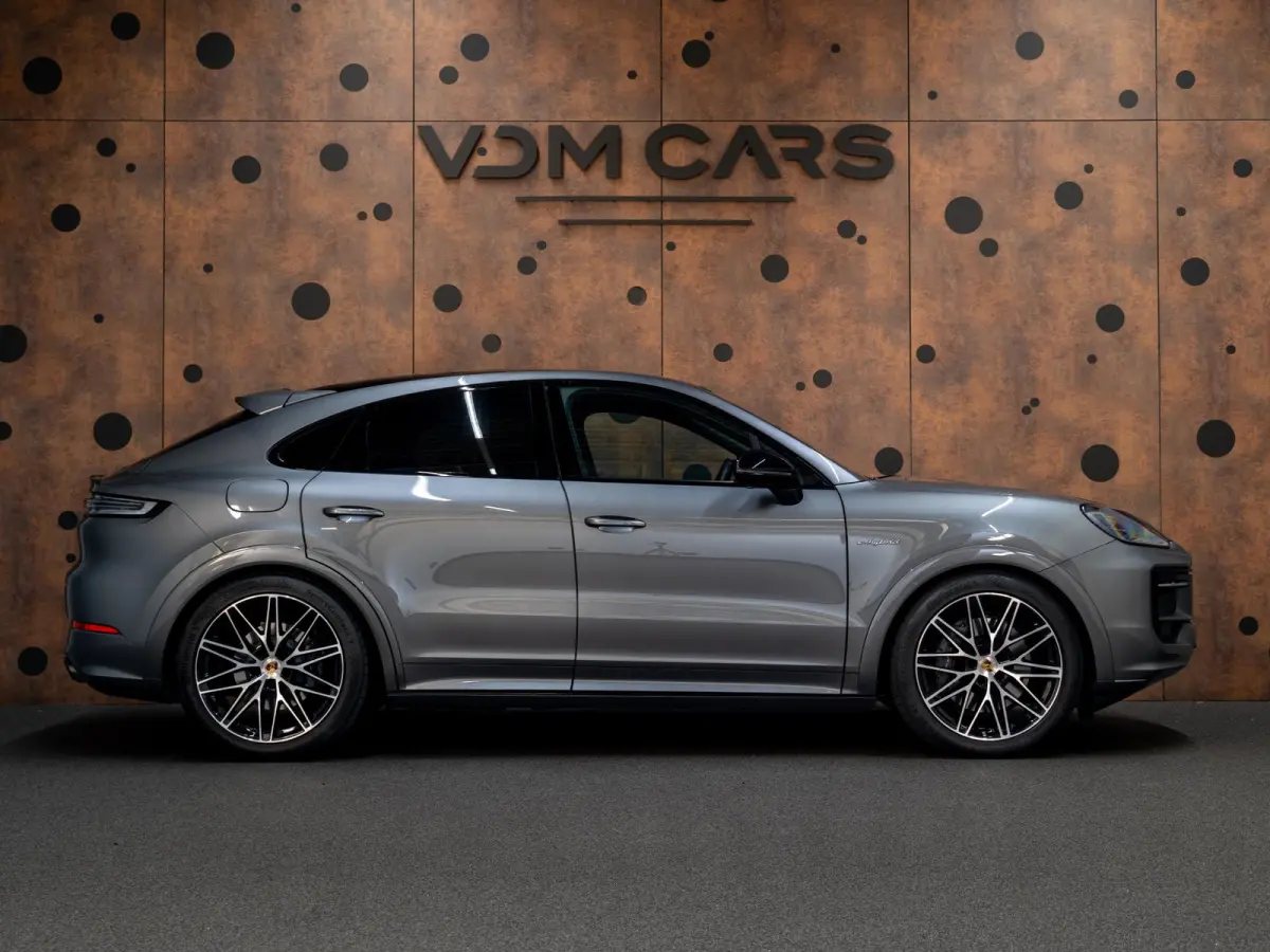 3.0 E-Hybrid | Sportdesign | 18-weg | Bijrijdersdisplay | Keyless | Luchtvering |