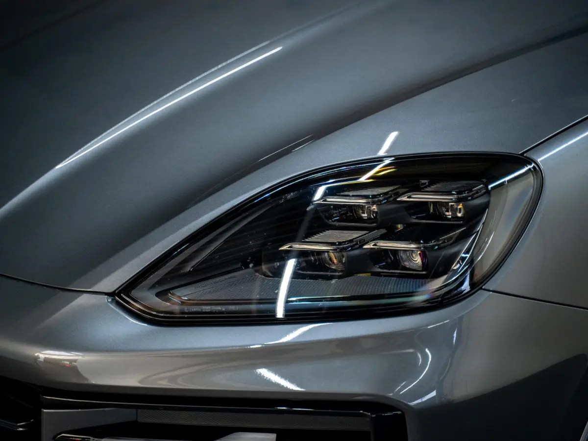 3.0 E-Hybrid | Sportdesign | 18-weg | Bijrijdersdisplay | Keyless | Luchtvering |