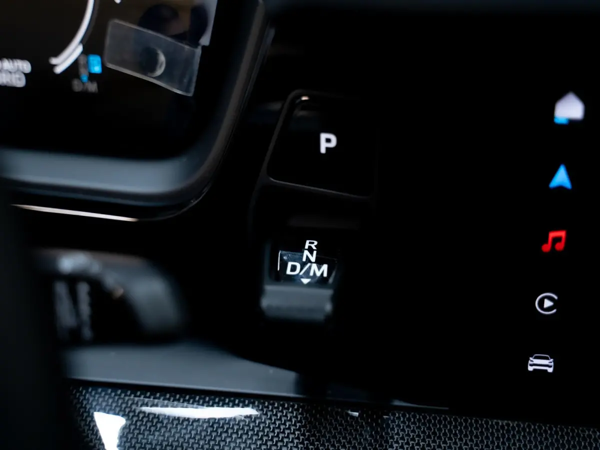 3.0 E-Hybrid | Sportdesign | 18-weg | Bijrijdersdisplay | Keyless | Luchtvering |