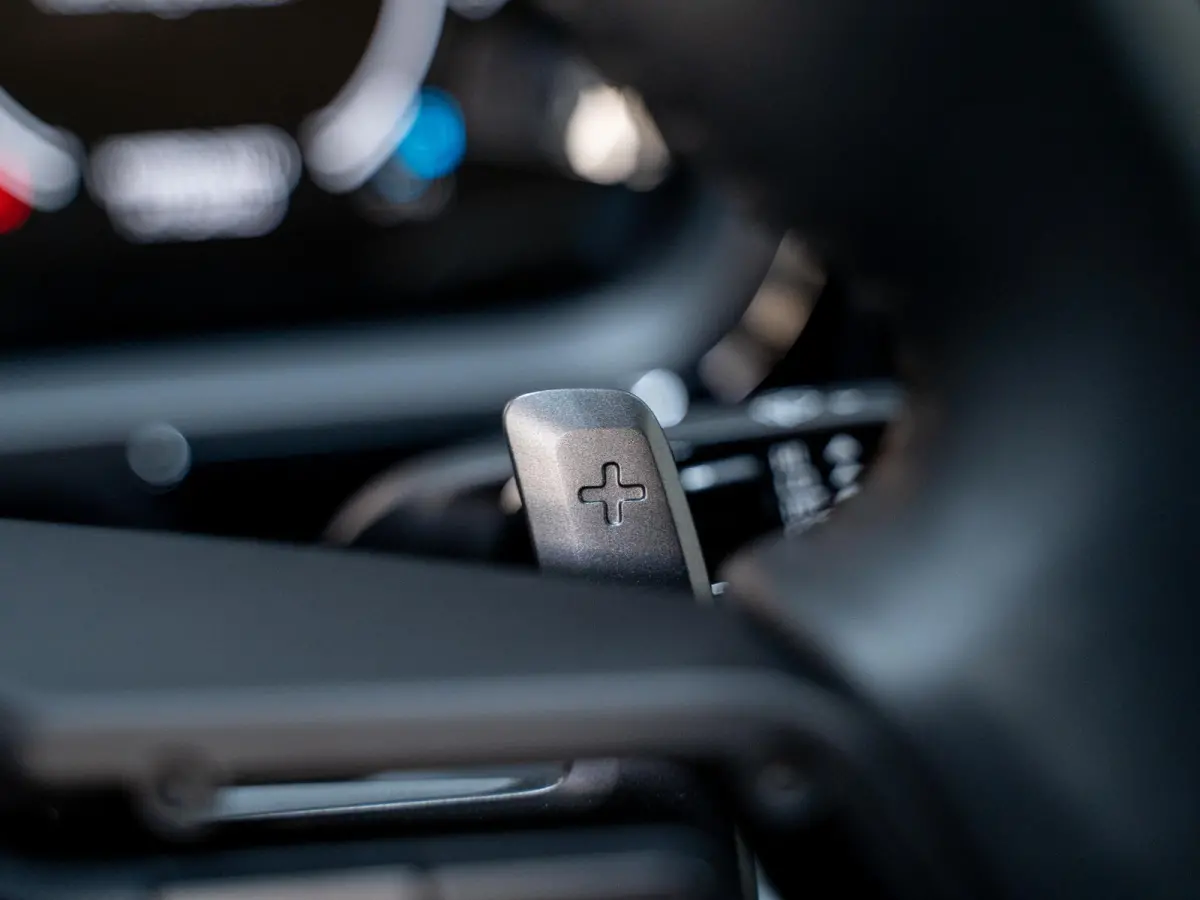 3.0 E-Hybrid | Sportdesign | 18-weg | Bijrijdersdisplay | Keyless | Luchtvering |
