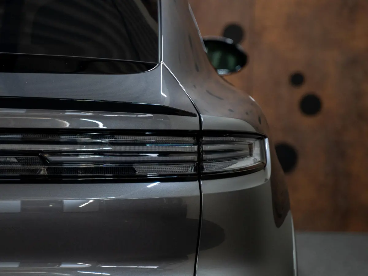 3.0 E-Hybrid | Sportdesign | 18-weg | Bijrijdersdisplay | Keyless | Luchtvering |