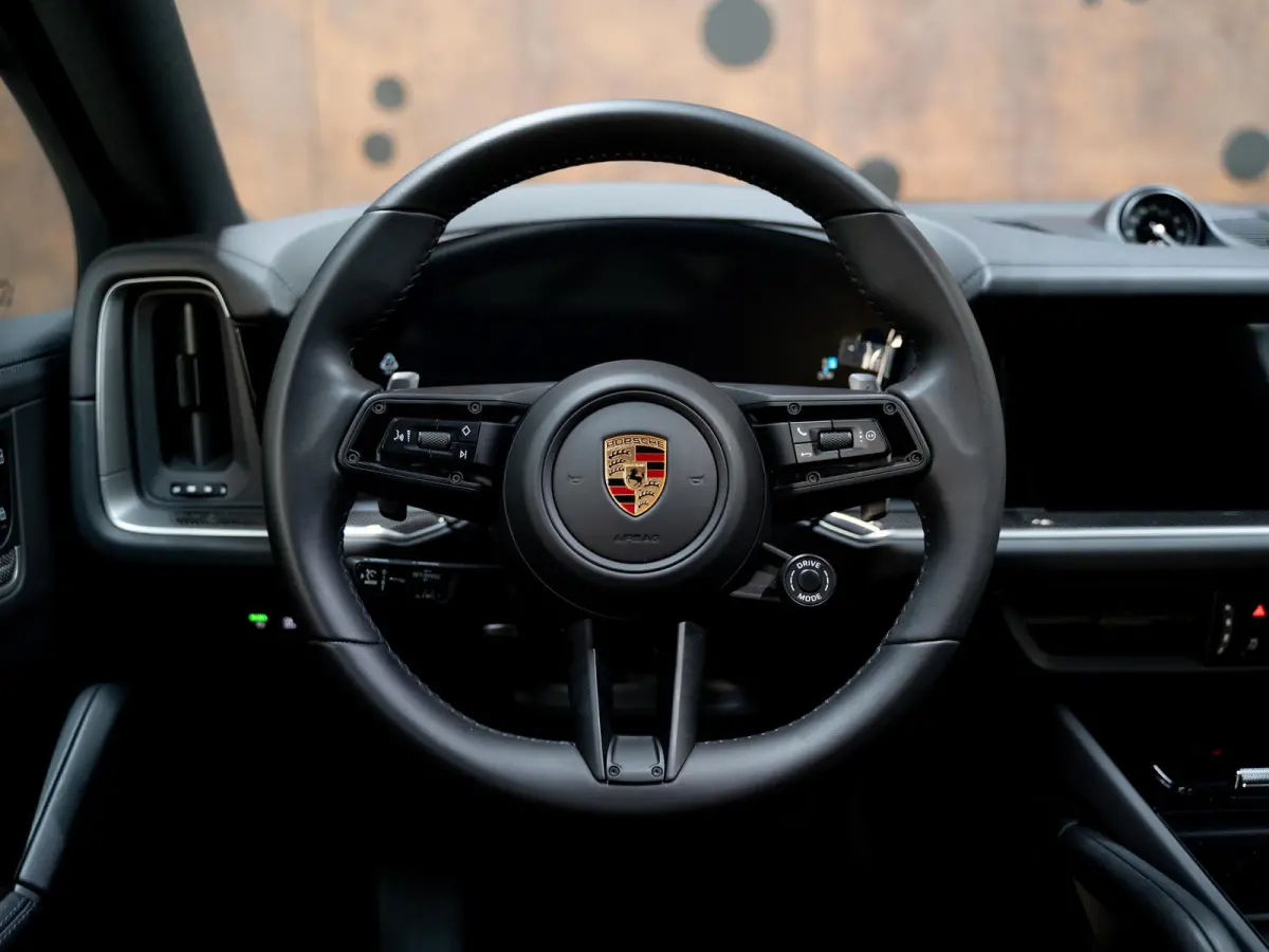 3.0 E-Hybrid | Sportdesign | 18-weg | Bijrijdersdisplay | Keyless | Luchtvering |