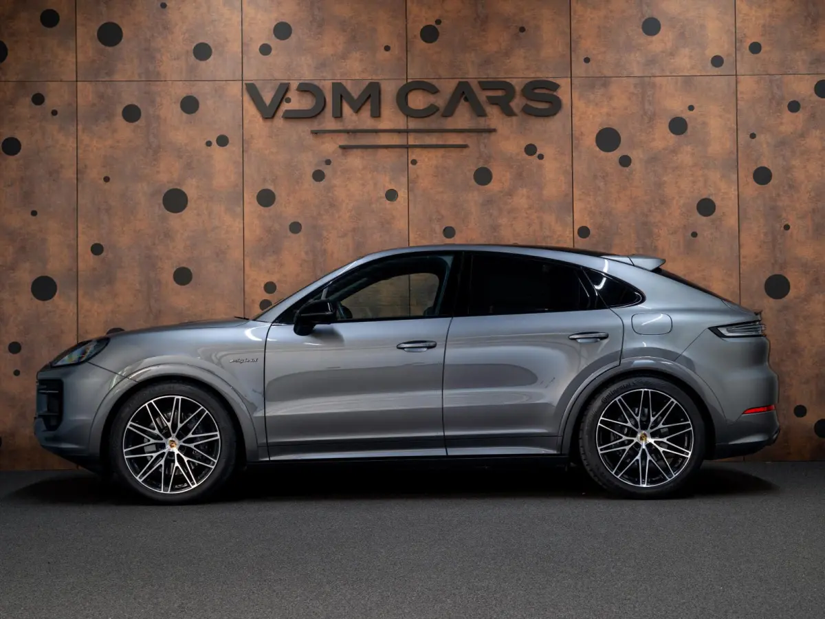 3.0 E-Hybrid | Sportdesign | 18-weg | Bijrijdersdisplay | Keyless | Luchtvering |