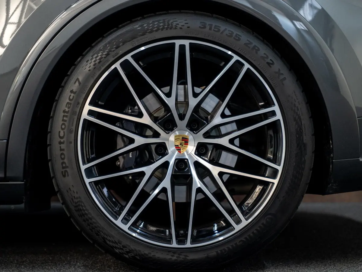 3.0 E-Hybrid | Sportdesign | 18-weg | Bijrijdersdisplay | Keyless | Luchtvering |