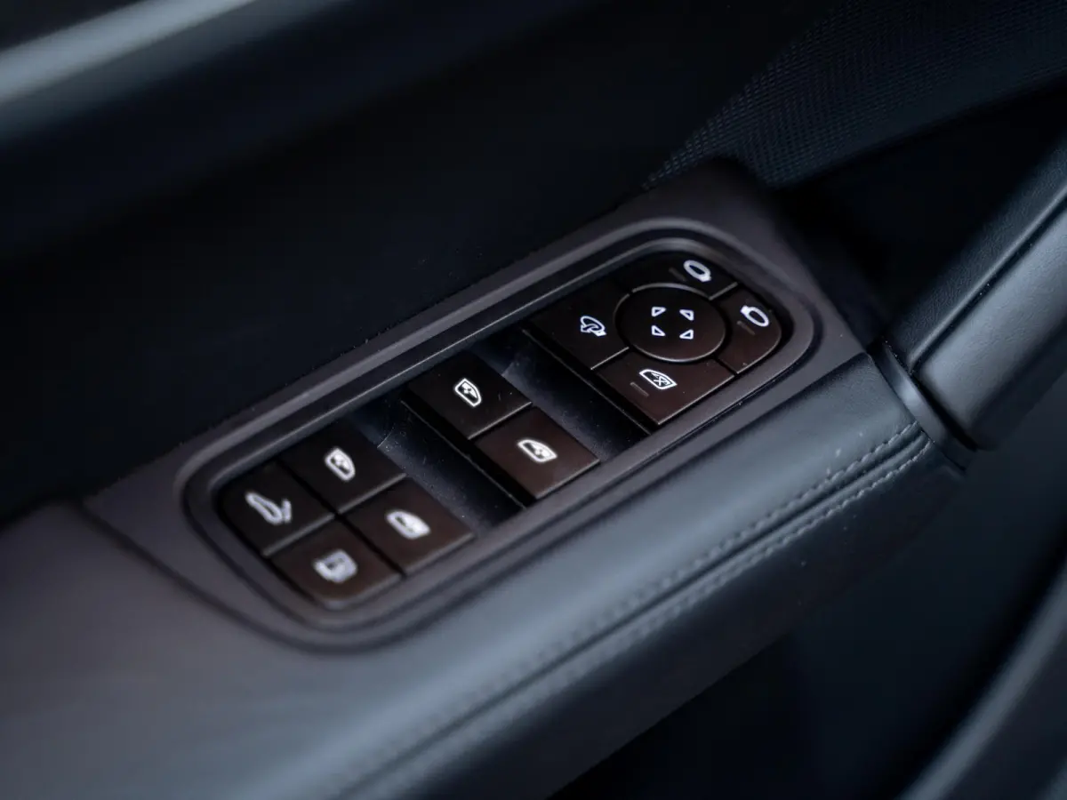 3.0 E-Hybrid | Sportdesign | 18-weg | Bijrijdersdisplay | Keyless | Luchtvering |