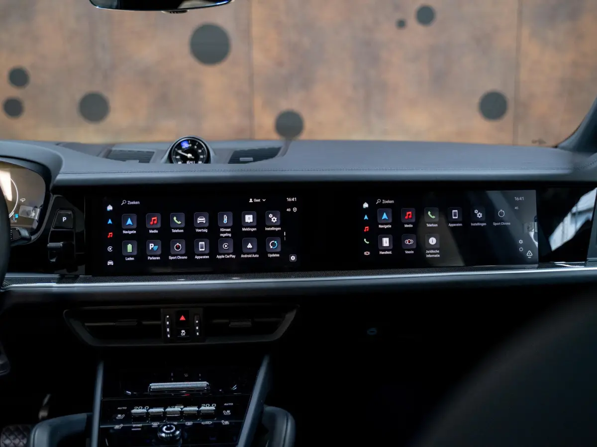 3.0 E-Hybrid | Sportdesign | 18-weg | Bijrijdersdisplay | Keyless | Luchtvering |