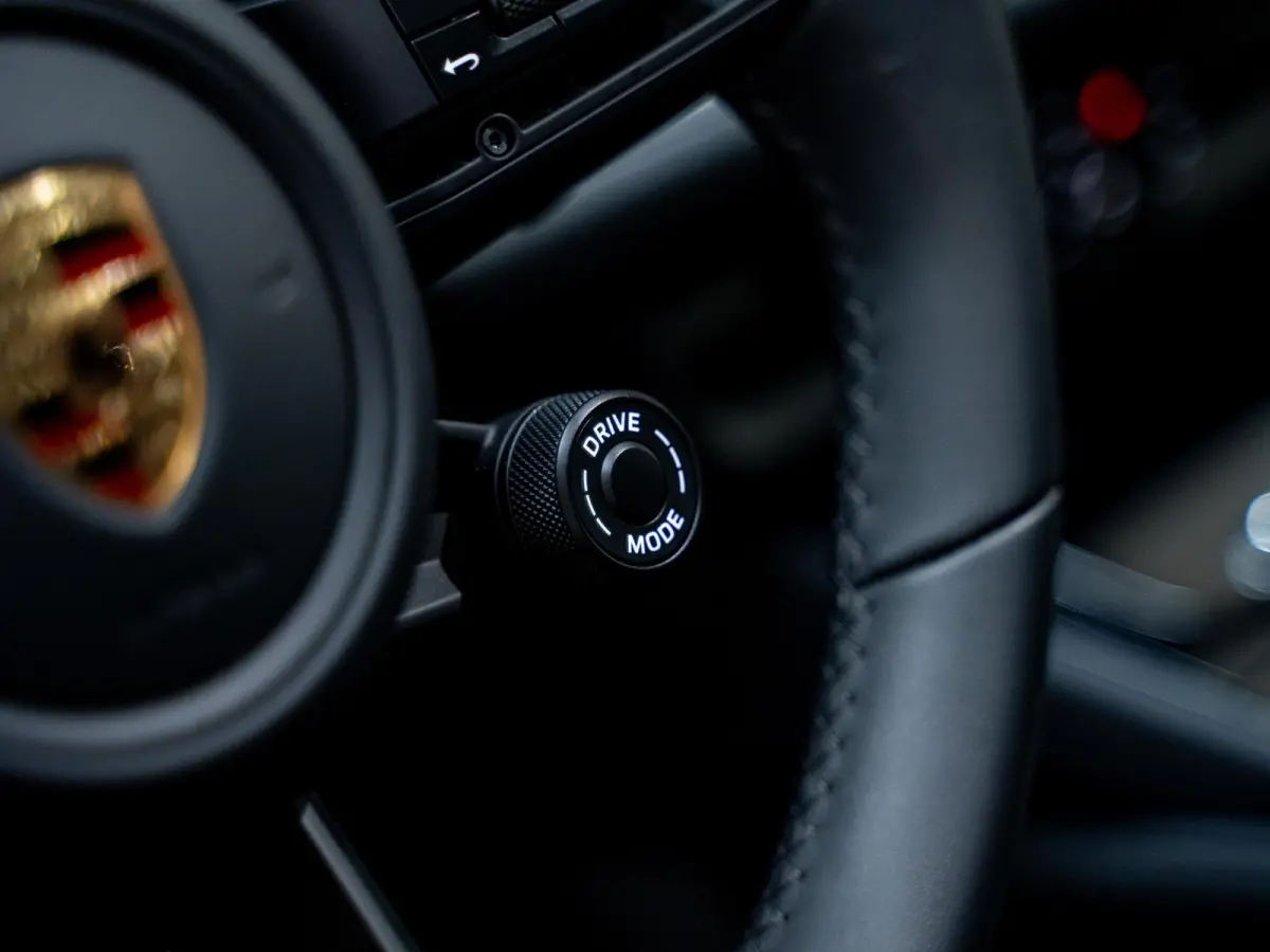 3.0 E-Hybrid | Sportdesign | 18-weg | Bijrijdersdisplay | Keyless | Luchtvering |