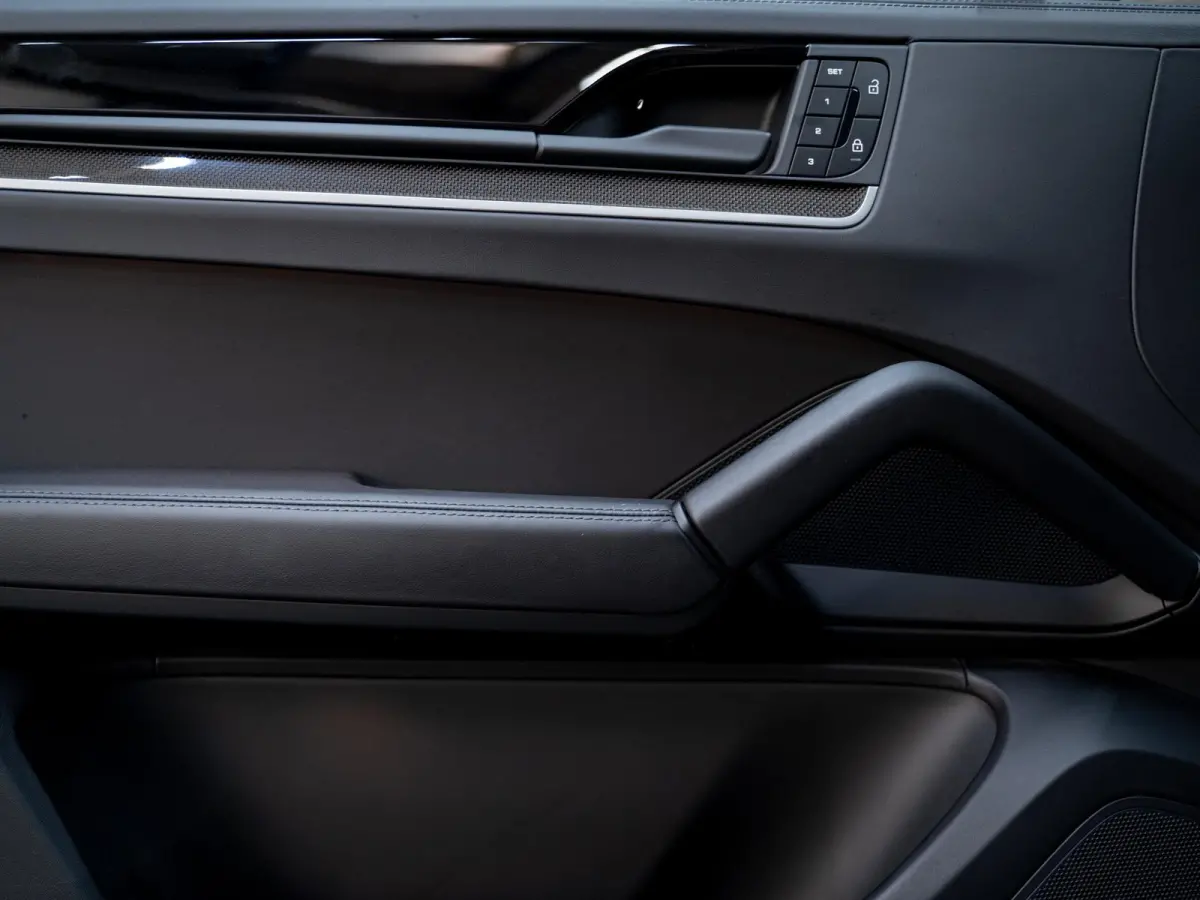 3.0 E-Hybrid | Sportdesign | 18-weg | Bijrijdersdisplay | Keyless | Luchtvering |