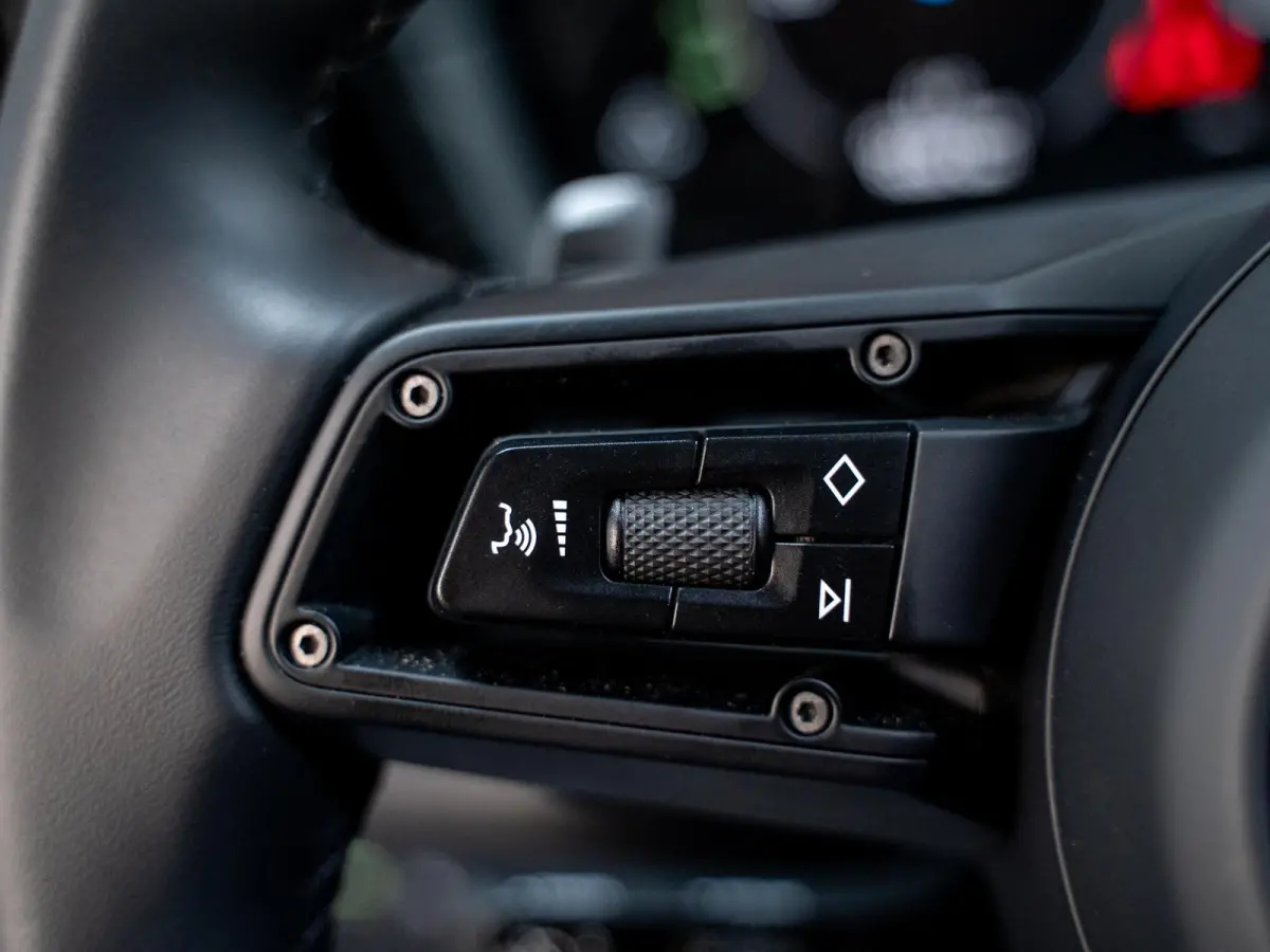 3.0 E-Hybrid | Sportdesign | 18-weg | Bijrijdersdisplay | Keyless | Luchtvering |