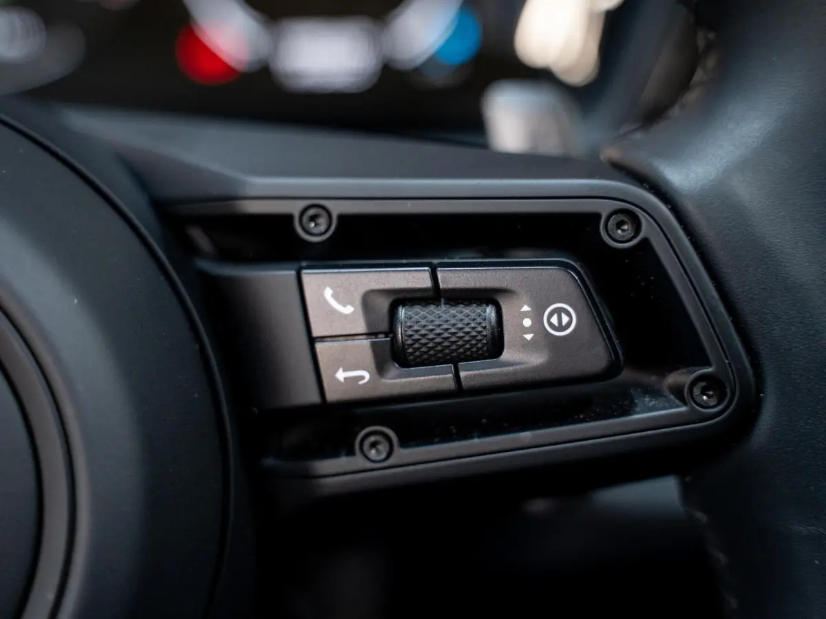 3.0 E-Hybrid | Sportdesign | 18-weg | Bijrijdersdisplay | Keyless | Luchtvering |