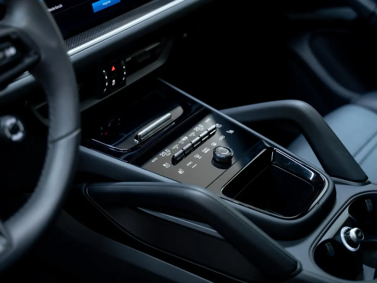 3.0 E-Hybrid | Sportdesign | 18-weg | Bijrijdersdisplay | Keyless | Luchtvering |