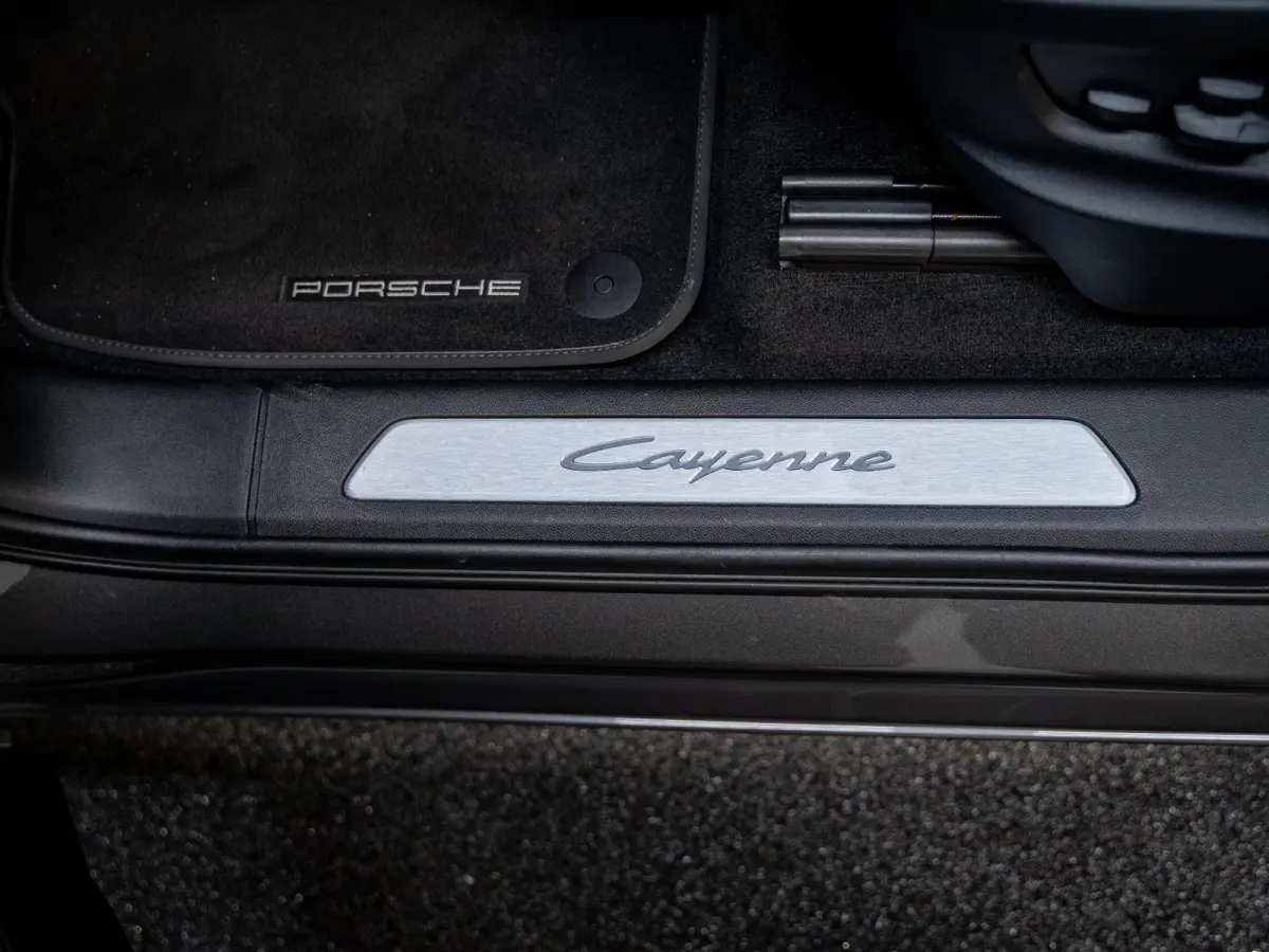 3.0 E-Hybrid | Sportdesign | 18-weg | Bijrijdersdisplay | Keyless | Luchtvering |