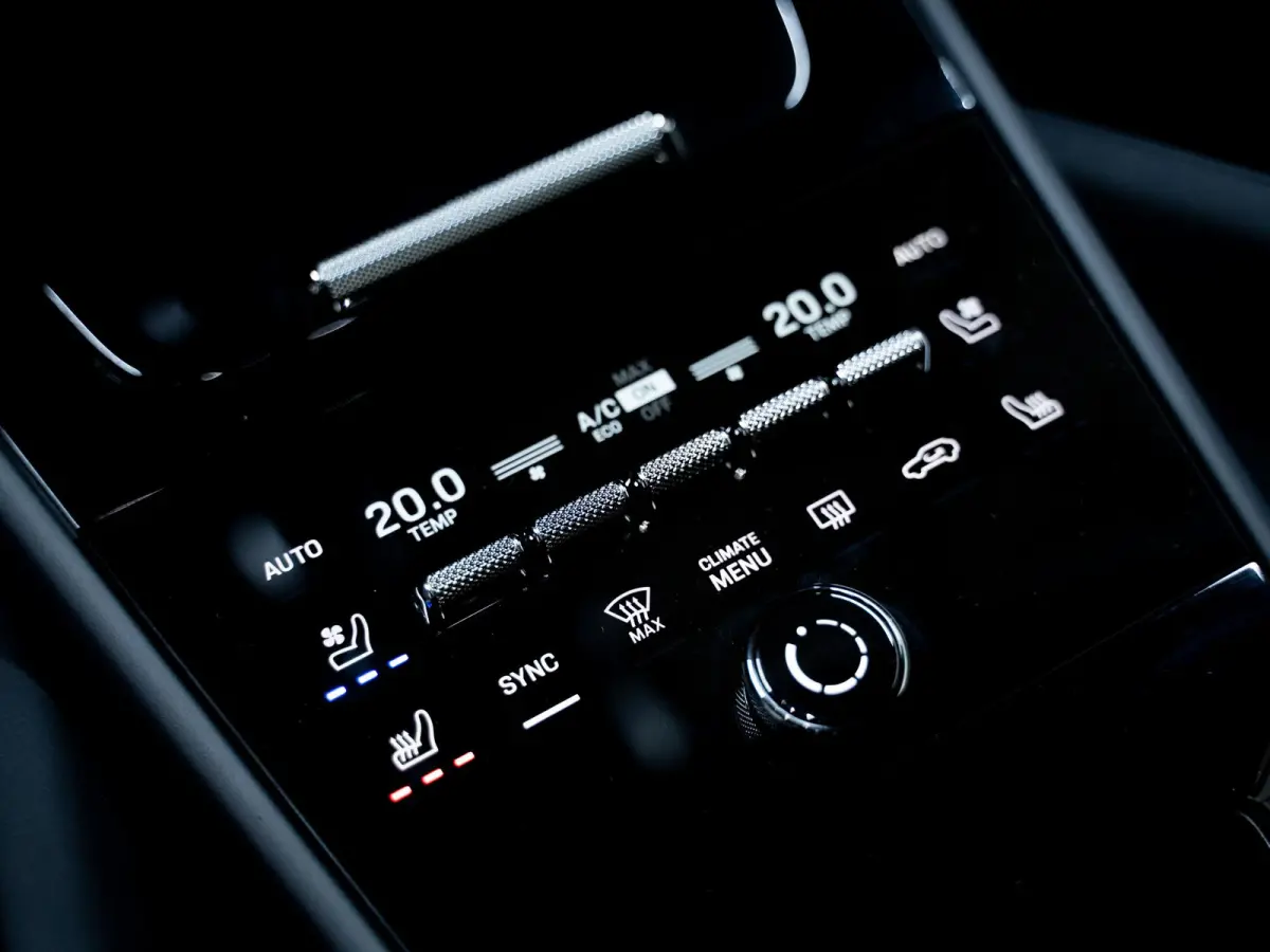 3.0 E-Hybrid | Sportdesign | 18-weg | Bijrijdersdisplay | Keyless | Luchtvering |