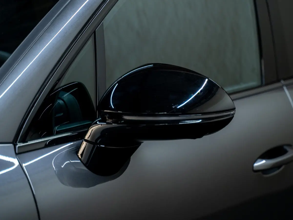 3.0 E-Hybrid | Sportdesign | 18-weg | Bijrijdersdisplay | Keyless | Luchtvering |
