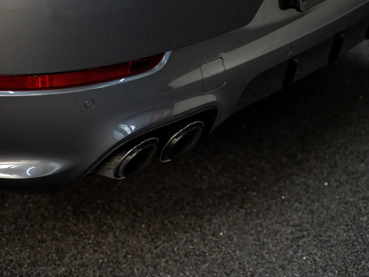 3.0 E-Hybrid | Sportdesign | 18-weg | Bijrijdersdisplay | Keyless | Luchtvering |