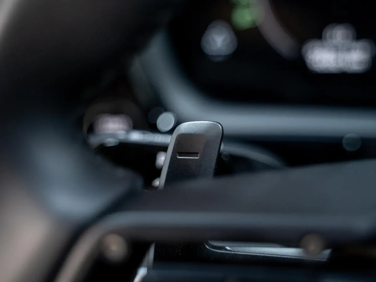 3.0 E-Hybrid | Sportdesign | 18-weg | Bijrijdersdisplay | Keyless | Luchtvering |
