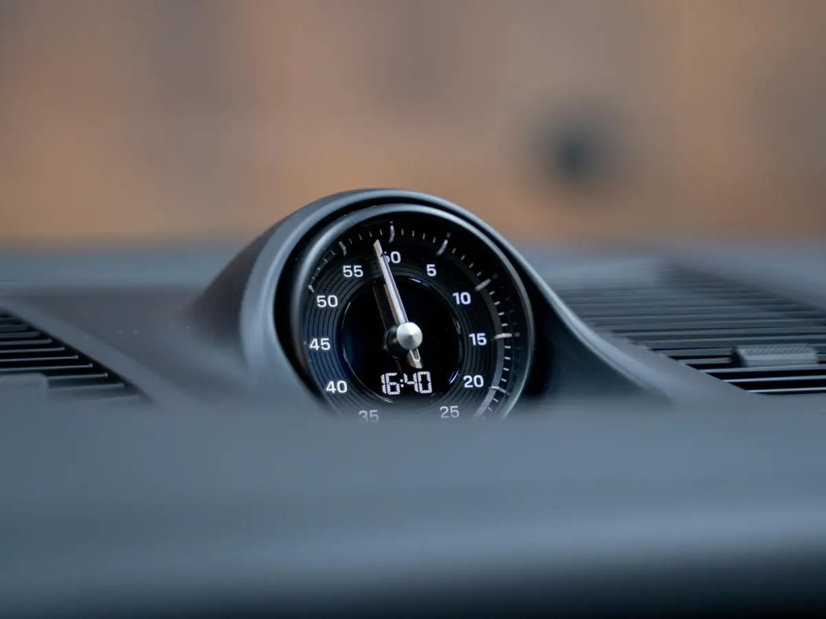 3.0 E-Hybrid | Sportdesign | 18-weg | Bijrijdersdisplay | Keyless | Luchtvering |