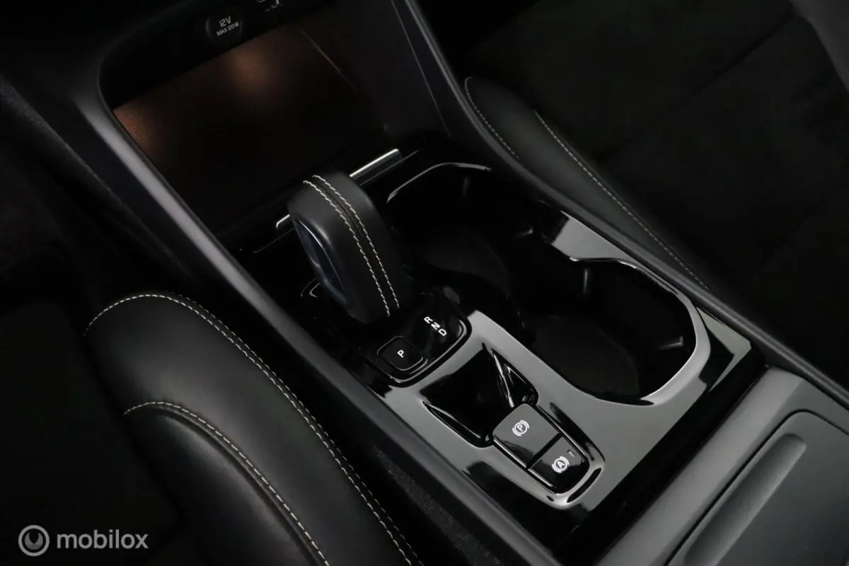 1.5 T2 R-Design | Adaptive Cruise | Camera | Harman Kardon | Verwarmbaar stuurwiel & Voorstoelen | Privacy Glass