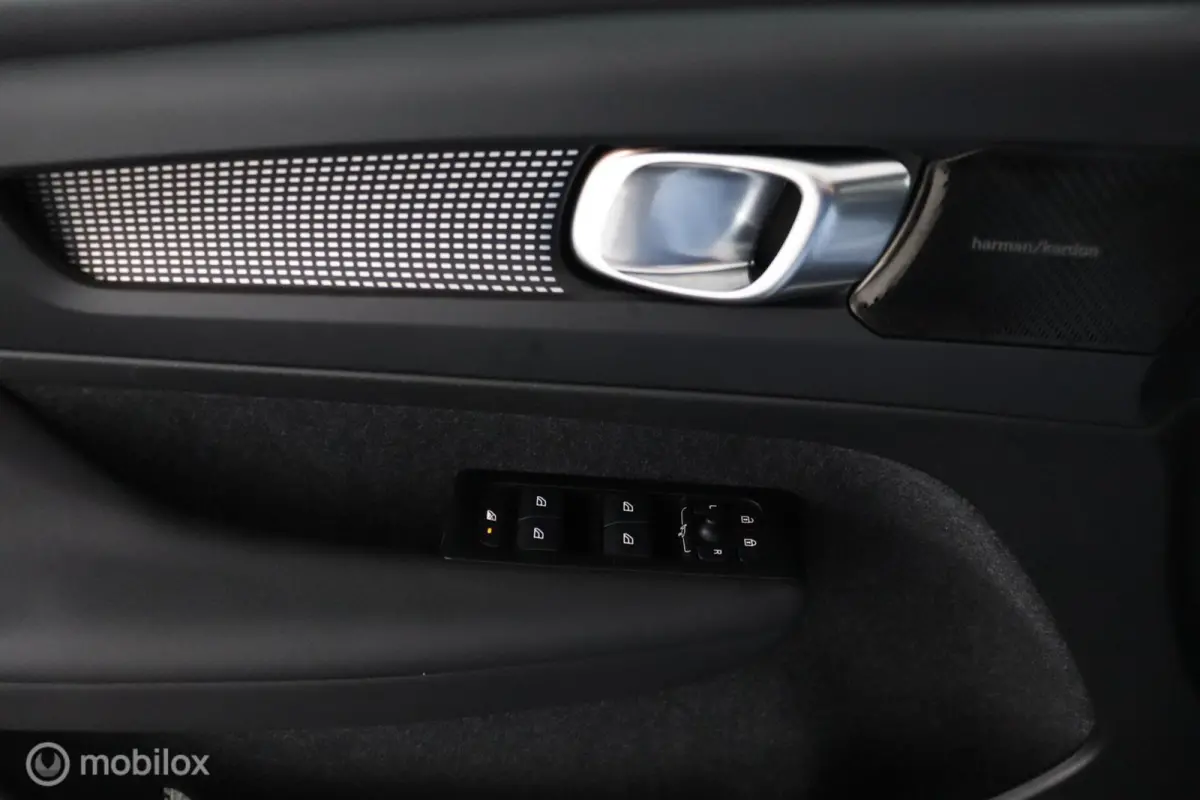 1.5 T2 R-Design | Adaptive Cruise | Camera | Harman Kardon | Verwarmbaar stuurwiel & Voorstoelen | Privacy Glass