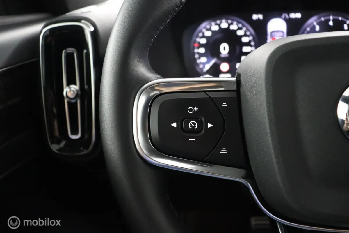 1.5 T2 R-Design | Adaptive Cruise | Camera | Harman Kardon | Verwarmbaar stuurwiel & Voorstoelen | Privacy Glass