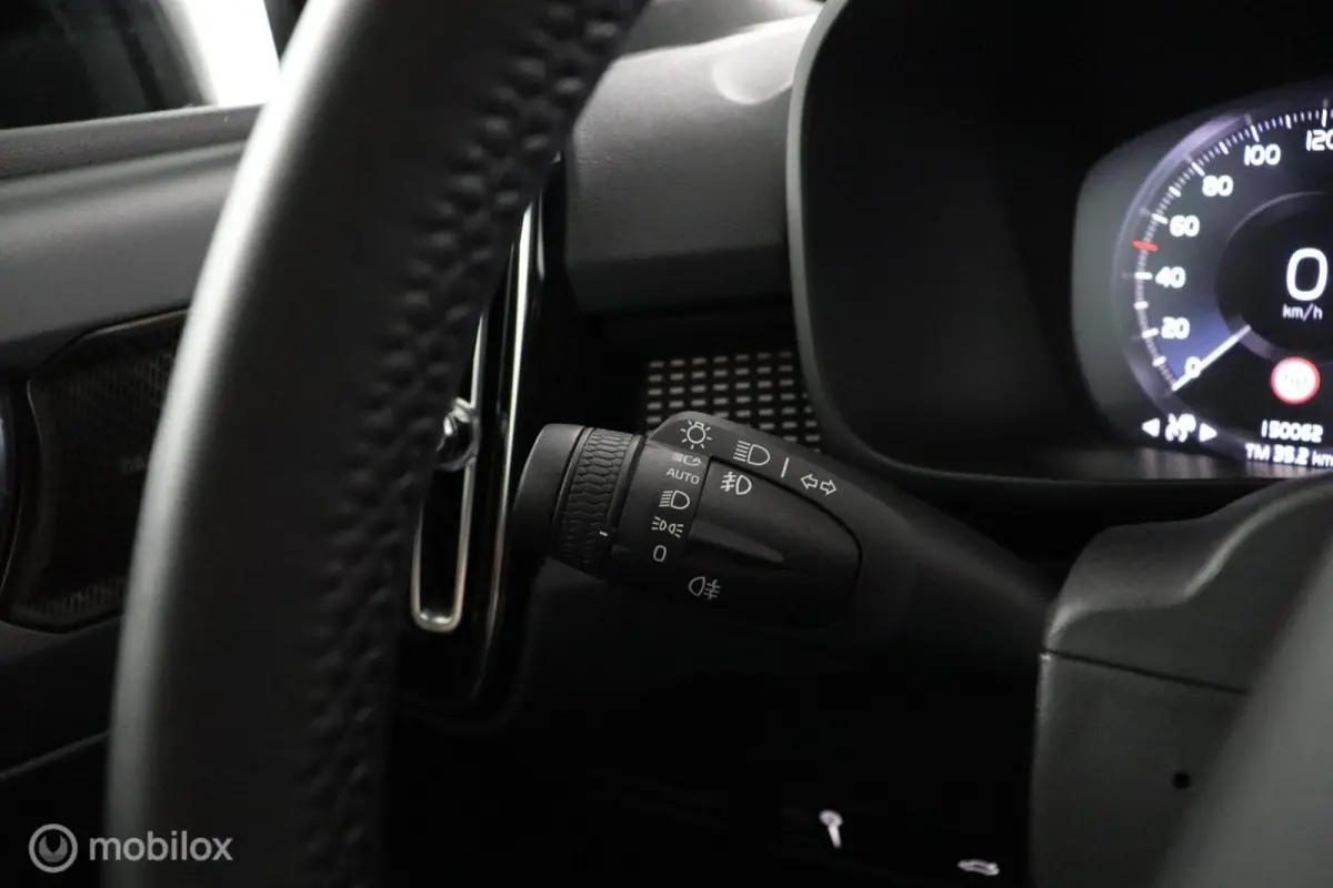 1.5 T2 R-Design | Adaptive Cruise | Camera | Harman Kardon | Verwarmbaar stuurwiel & Voorstoelen | Privacy Glass