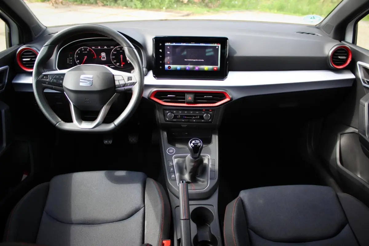1.0 EcoTSI FR Black Edition // Sfeerverlichting | Virtual Cockpit | Keyless | Navi. | CarPlay & Android Auto | Stoelverwarming | Cruise control adaptief