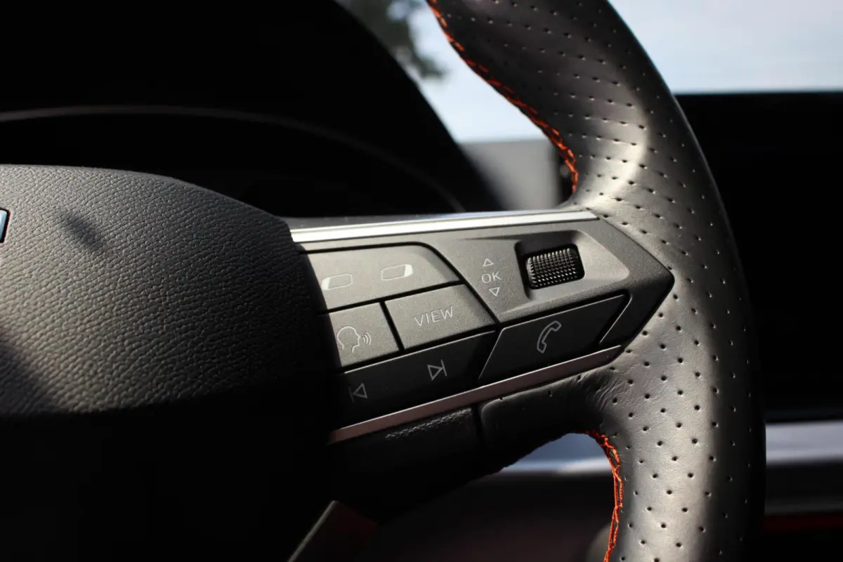 1.0 EcoTSI FR Black Edition // Sfeerverlichting | Virtual Cockpit | Keyless | Navi. | CarPlay & Android Auto | Stoelverwarming | Cruise control adaptief