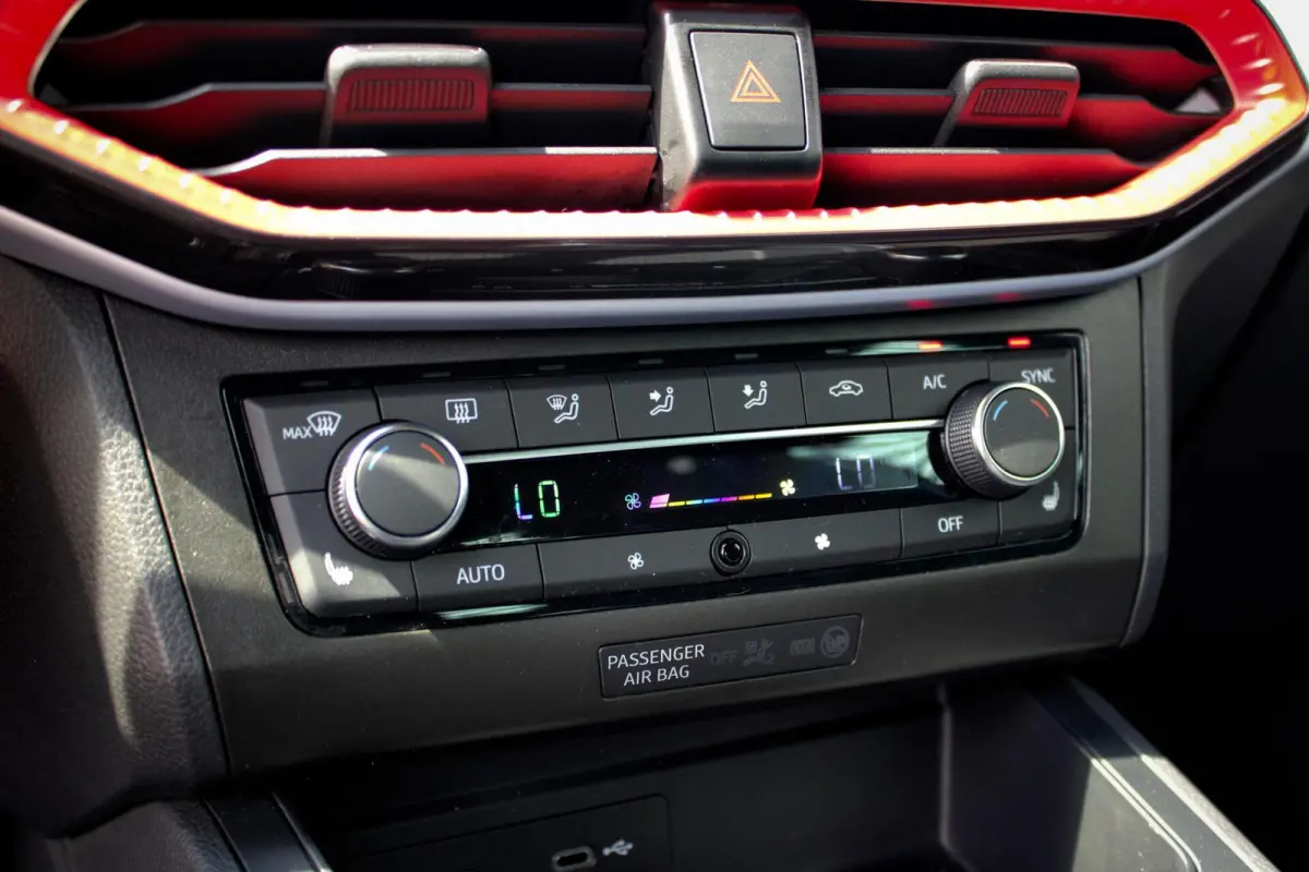 1.0 EcoTSI FR Black Edition // Sfeerverlichting | Virtual Cockpit | Keyless | Navi. | CarPlay & Android Auto | Stoelverwarming | Cruise control adaptief