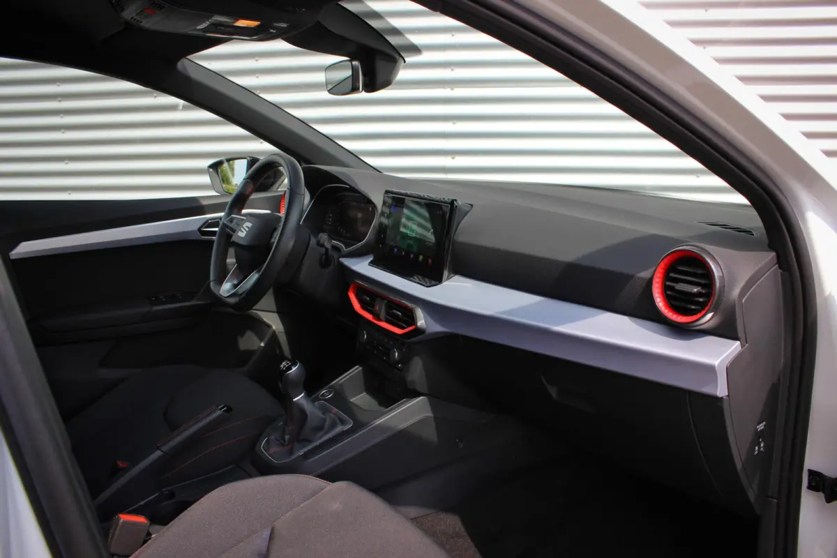 1.0 EcoTSI FR Black Edition // Sfeerverlichting | Virtual Cockpit | Keyless | Navi. | CarPlay & Android Auto | Stoelverwarming | Cruise control adaptief