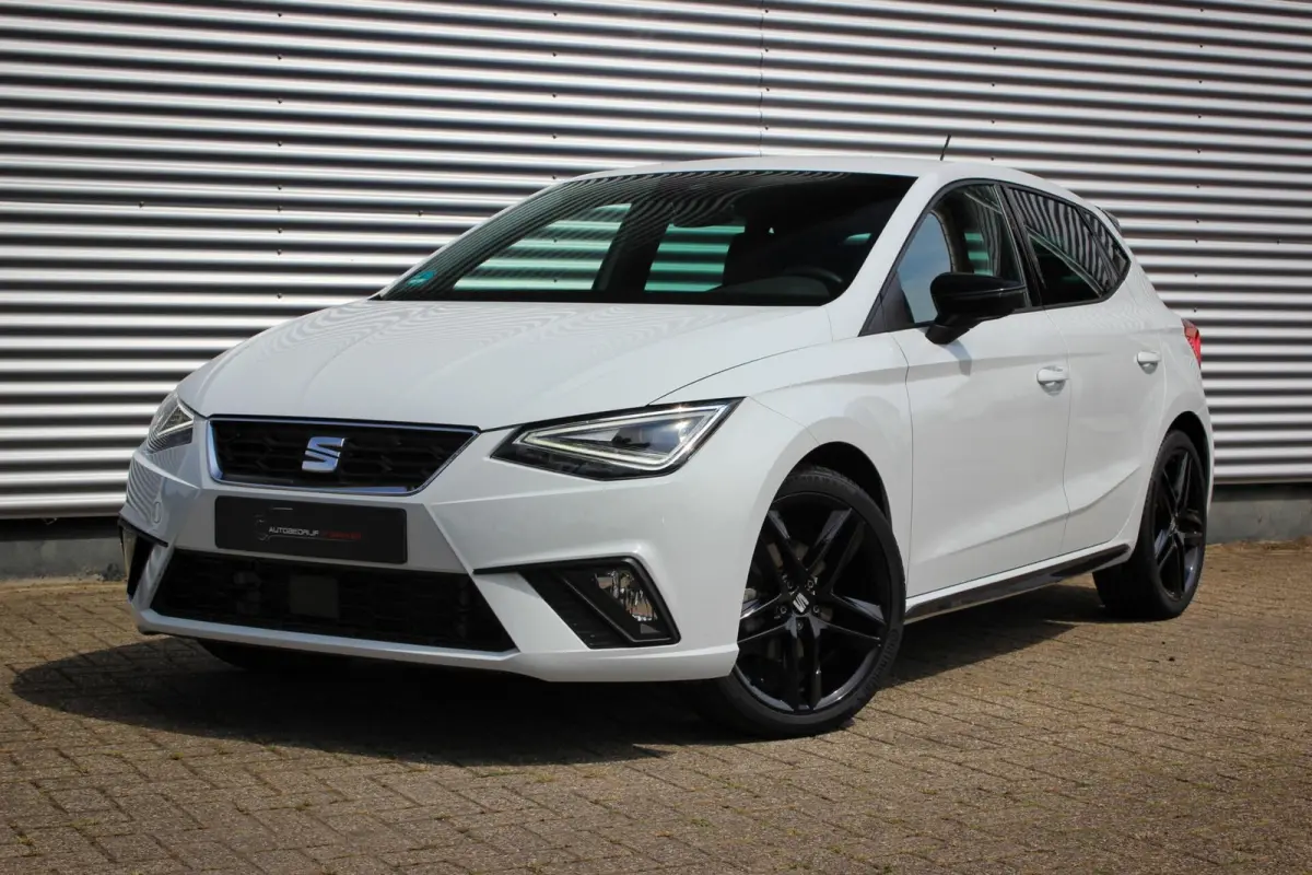 1.0 EcoTSI FR Black Edition // Sfeerverlichting | Virtual Cockpit | Keyless | Navi. | CarPlay & Android Auto | Stoelverwarming | Cruise control adaptief