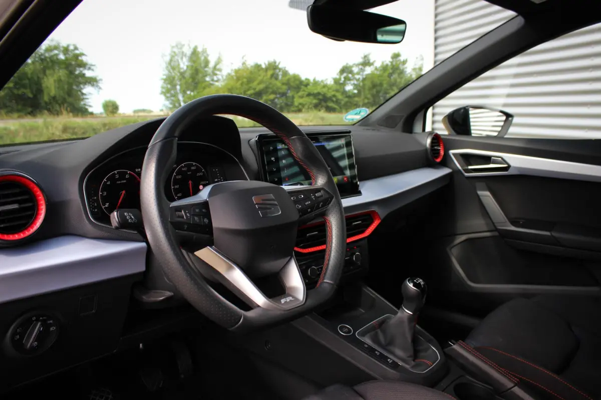 1.0 EcoTSI FR Black Edition // Sfeerverlichting | Virtual Cockpit | Keyless | Navi. | CarPlay & Android Auto | Stoelverwarming | Cruise control adaptief