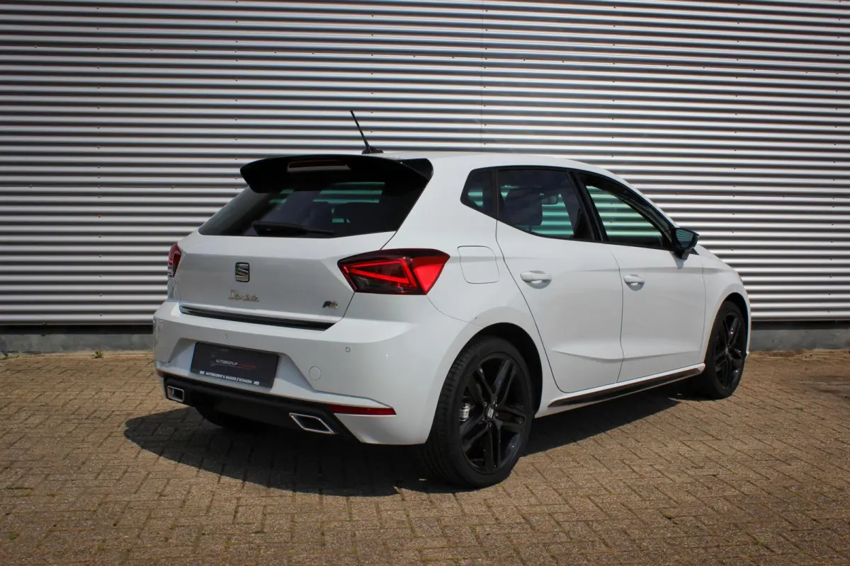 1.0 EcoTSI FR Black Edition // Sfeerverlichting | Virtual Cockpit | Keyless | Navi. | CarPlay & Android Auto | Stoelverwarming | Cruise control adaptief