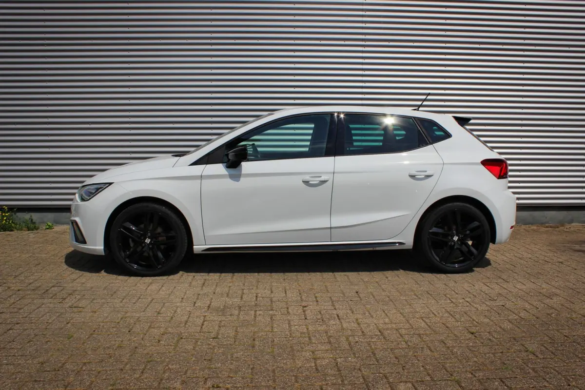 1.0 EcoTSI FR Black Edition // Sfeerverlichting | Virtual Cockpit | Keyless | Navi. | CarPlay & Android Auto | Stoelverwarming | Cruise control adaptief
